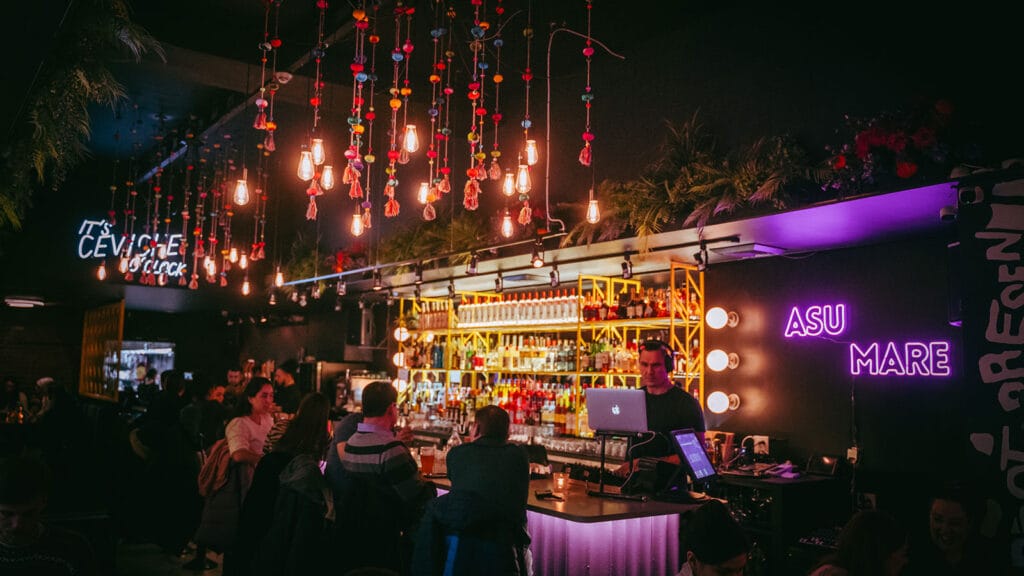 Le bar de Barranco le soir, sous les néons