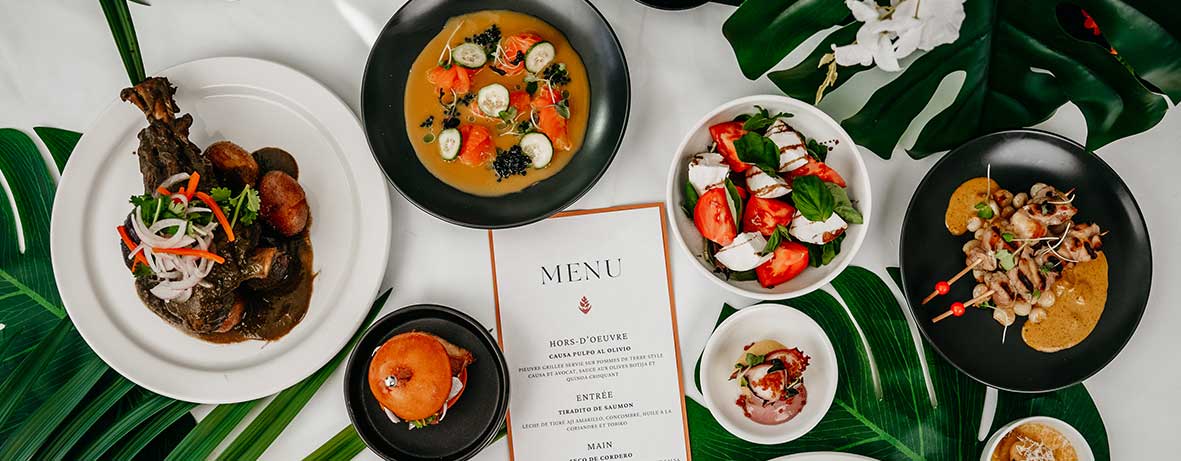 Plats péruviens et menu d’événement imprimé sur une table